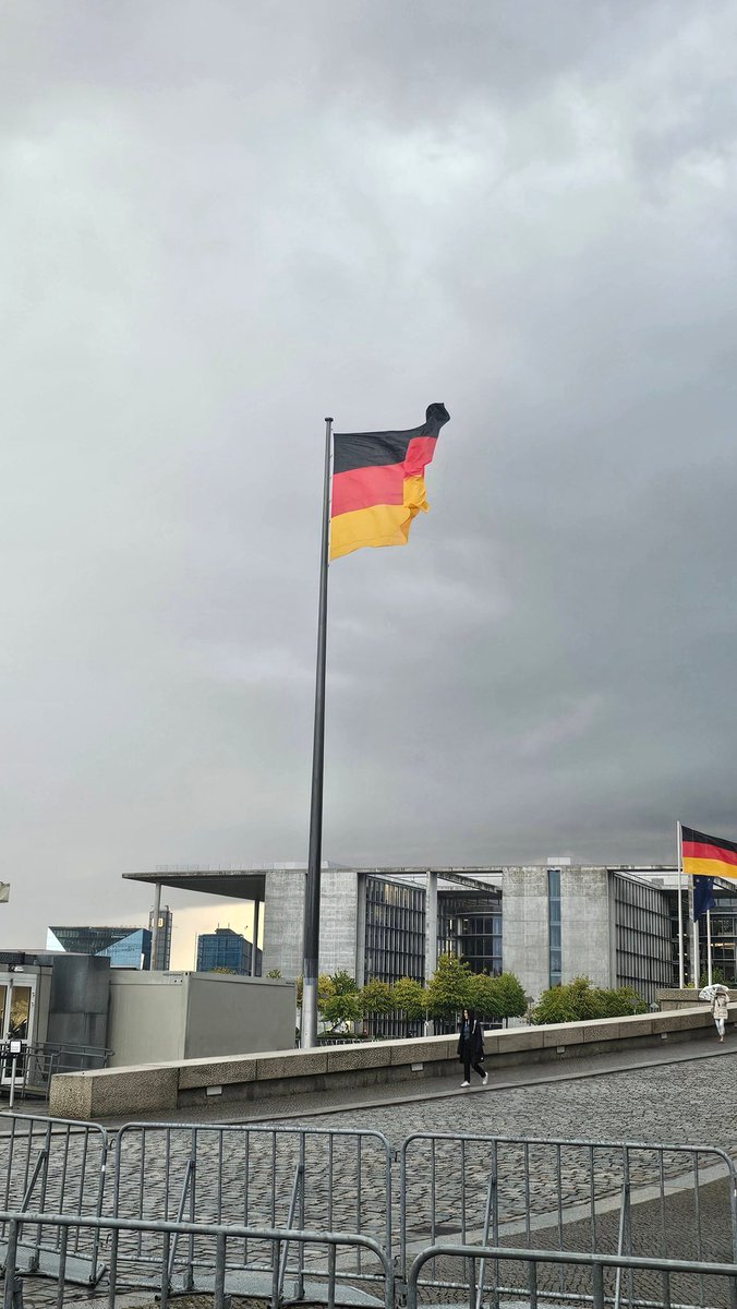 Am Donnerstag hatten unser Bundesschatzmeister <a href="/DKeye09/">Daniel Keye</a> und ich die Ehre am parlamentarischen Abend von <a href="/konfessionsfrei/">Zentralrat der Konfessionsfreien</a> teilzunehmen.
Der Abend war eine fantastische Auftaktveranstaltung und es wurde ein klares Zeichen für mehr Säkularisierung in der Politik gesetzt.
Gut so!