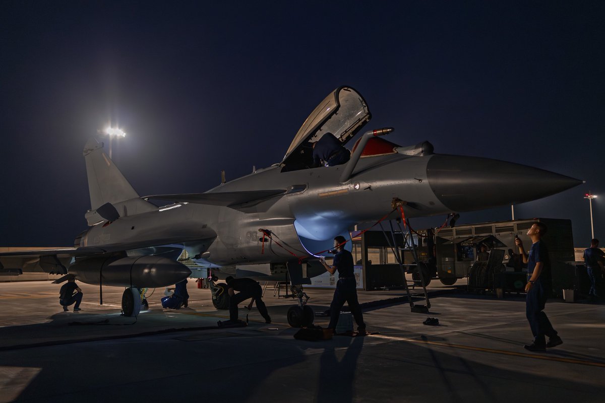 Roberto_yeager's tweet image. Magnífica fotografía de un #Chengdu J-10C #VigorousDragon durante una inspección prevuelo (desconozco el autor) #J10C
