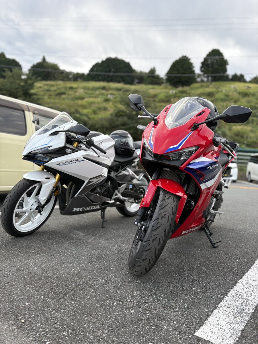 417_sam4's tweet photo. 初めてのCBR！！！
自分は奥の250cc乗りました👍
久しぶりのバイク楽しすぎた🥹 https://t.co/QmHq0tfiwh