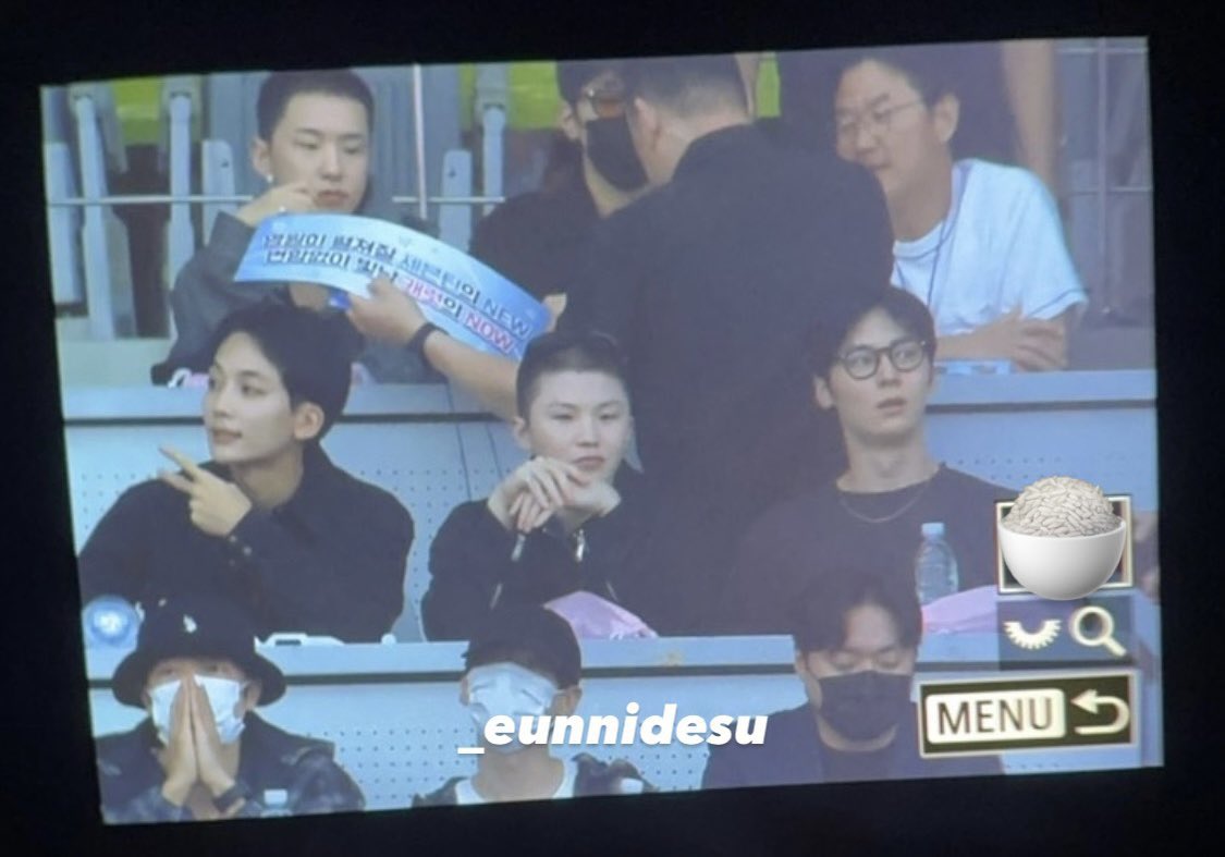 뜬금없지만 우지옆에 앉으신분
황민현님 닮으셨어요