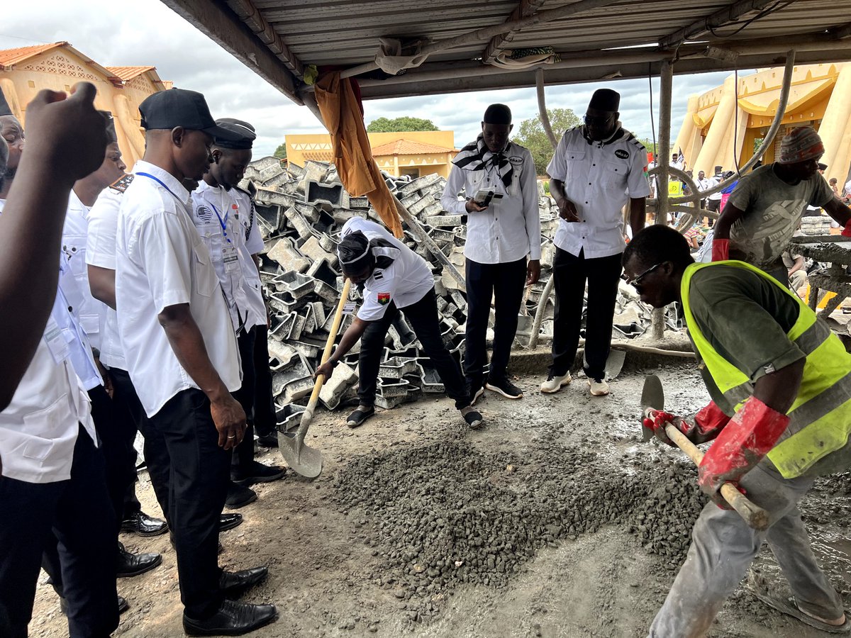 khuddamBF's tweet image. Les Khuddam ont pris part à la confection des #pavés destinés à embellir la ville de Bobo-Dioulasso, démontrant que leur #engagement ne se limite pas à l’appui matériel, mais s’inscrit dans une volonté de #contribuer au développement local et à l’amélioration du cadre de vie.