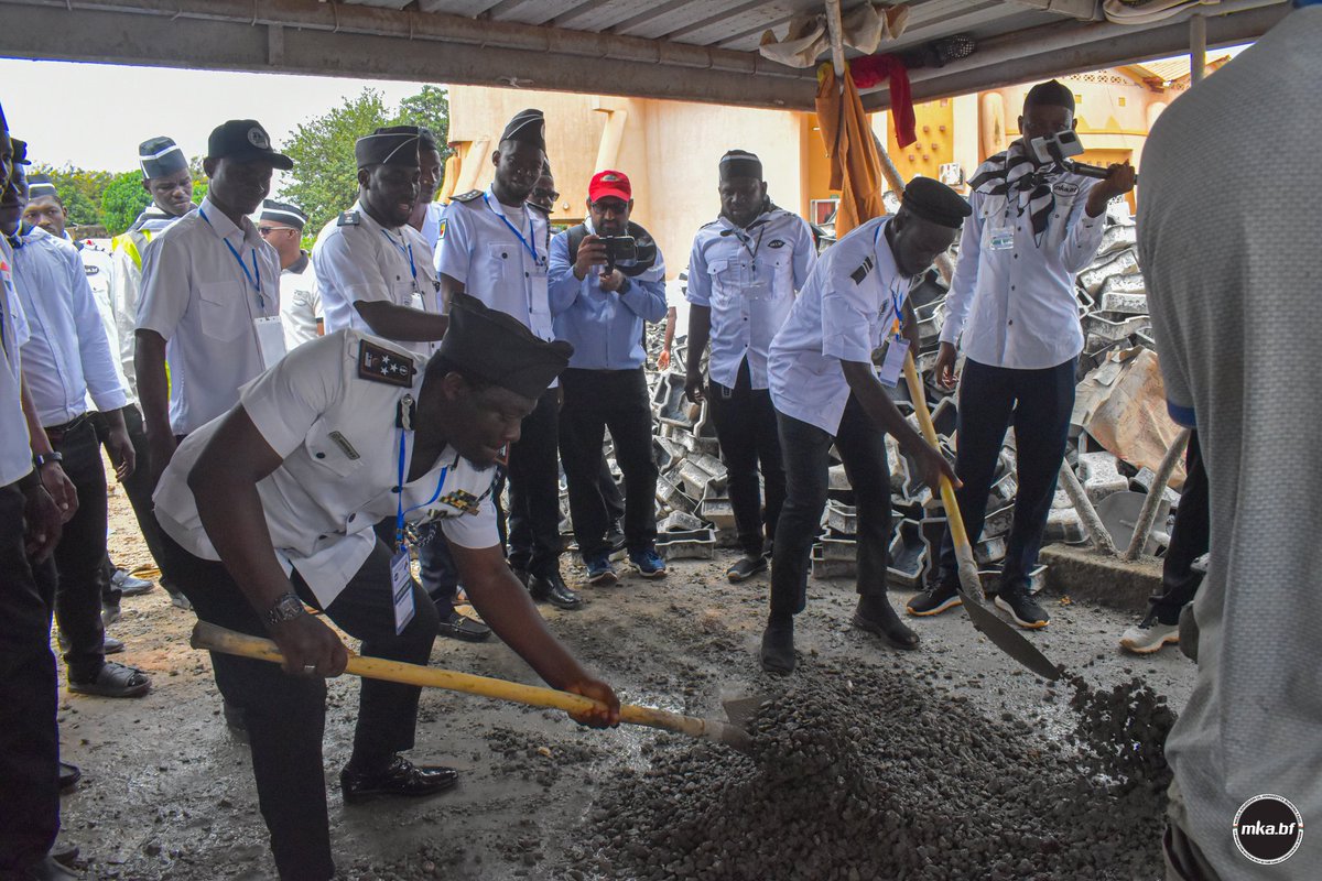 khuddamBF's tweet image. Les Khuddam ont pris part à la confection des #pavés destinés à embellir la ville de Bobo-Dioulasso, démontrant que leur #engagement ne se limite pas à l’appui matériel, mais s’inscrit dans une volonté de #contribuer au développement local et à l’amélioration du cadre de vie.