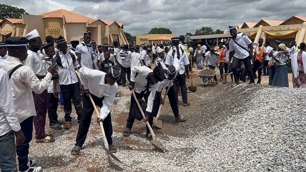 khuddamBF's tweet image. Les Khuddam ont pris part à la confection des #pavés destinés à embellir la ville de Bobo-Dioulasso, démontrant que leur #engagement ne se limite pas à l’appui matériel, mais s’inscrit dans une volonté de #contribuer au développement local et à l’amélioration du cadre de vie.