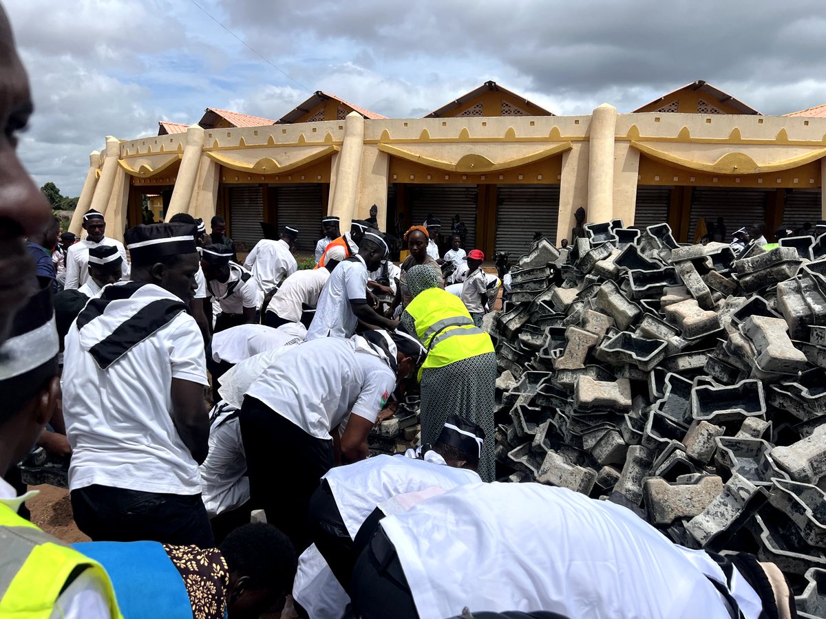 khuddamBF's tweet image. Les Khuddam ont pris part à la confection des #pavés destinés à embellir la ville de Bobo-Dioulasso, démontrant que leur #engagement ne se limite pas à l’appui matériel, mais s’inscrit dans une volonté de #contribuer au développement local et à l’amélioration du cadre de vie.