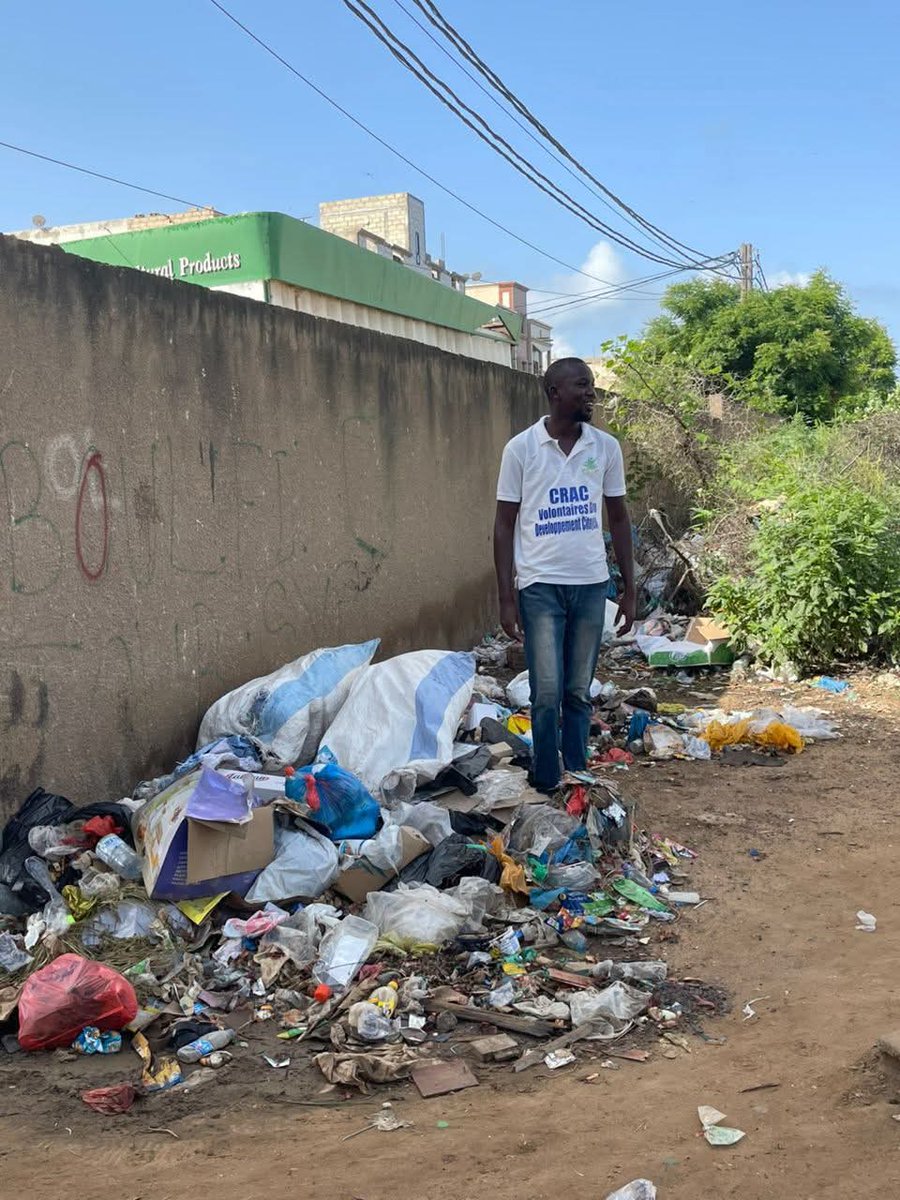 À l'instant au stade municipal de Bargny 
Dans quelques instants le démarrage du nettoyage
#kebetu