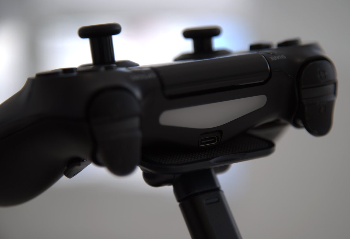 カスタムしたPS4コントローラの紹介。
eXtremeRateさんのカスタムパーツをベースに背面内側ボタンを別の押しやすいボタンに付け替えました。
他は、バンパーとトリガーをクリックタイプに、接続コネクタをTypeCに、スティックの高さを交換できるものにしてます。