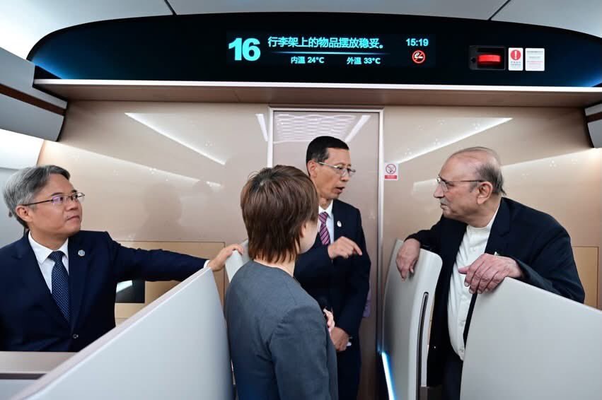 President of Pakistan, Asif Ali Zardari, being briefed on the operations of the high-speed train during his journey from Chengdu to Mianyang.🇱🇾❤️ 
<a href="/AAliZardari/">AsifAliZardari</a>  <a href="/BBhuttoZardari/">Bilawal Bhutto Zardari</a> <a href="/AseefaBZ/">Aseefa B Zardari</a>  <a href="/BakhtawarBZ/">Bakhtawar B-Zardari</a>