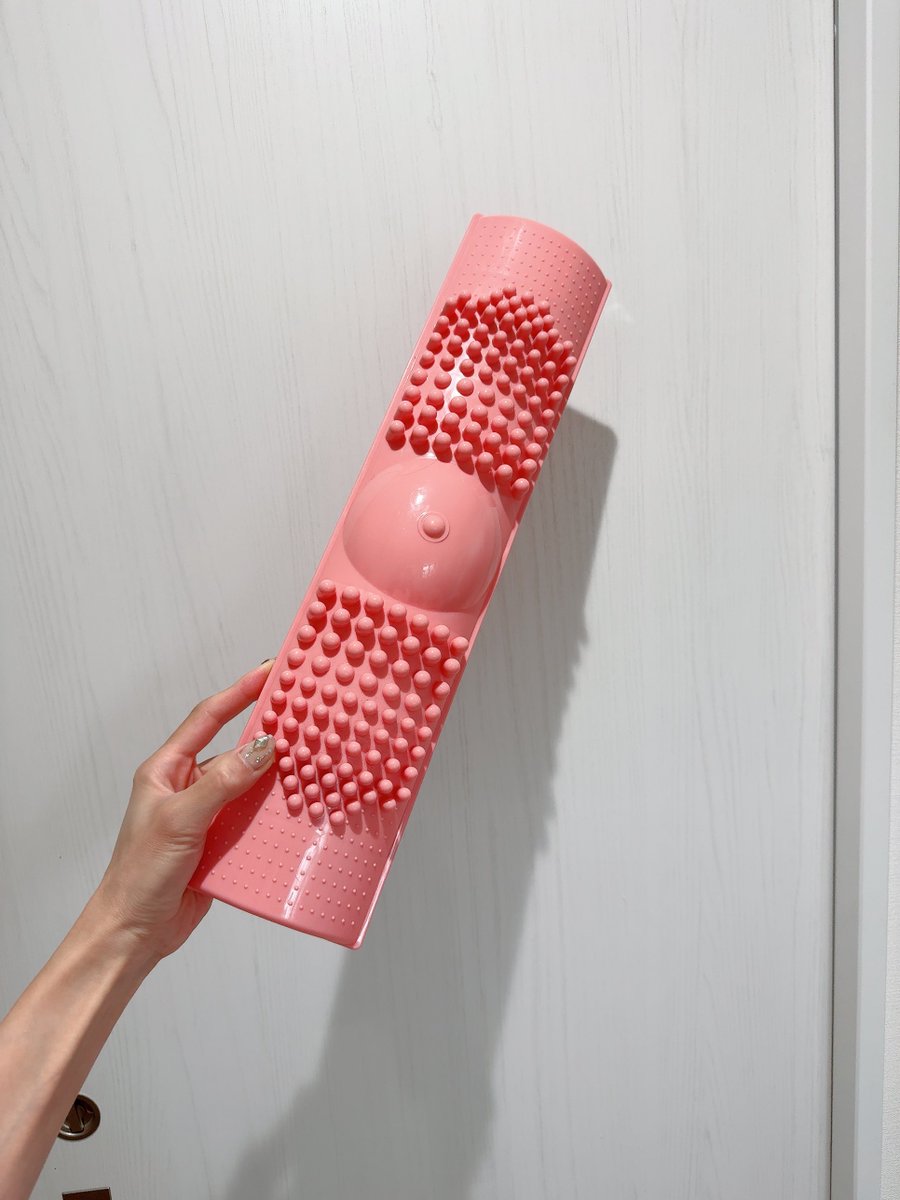 ダイソーに売ってる昔ながらのこれ、脚やせしたいならまじで踏むべし。
私は髪乾かしながら踏んだり、テレビ観ながら踏んでるんだけど、翌朝の足の細さが段違いで違う。なんなら姿勢まで変わる。
地に足ついてるというか、体の重心が整う。さすが足裏第2の心臓。