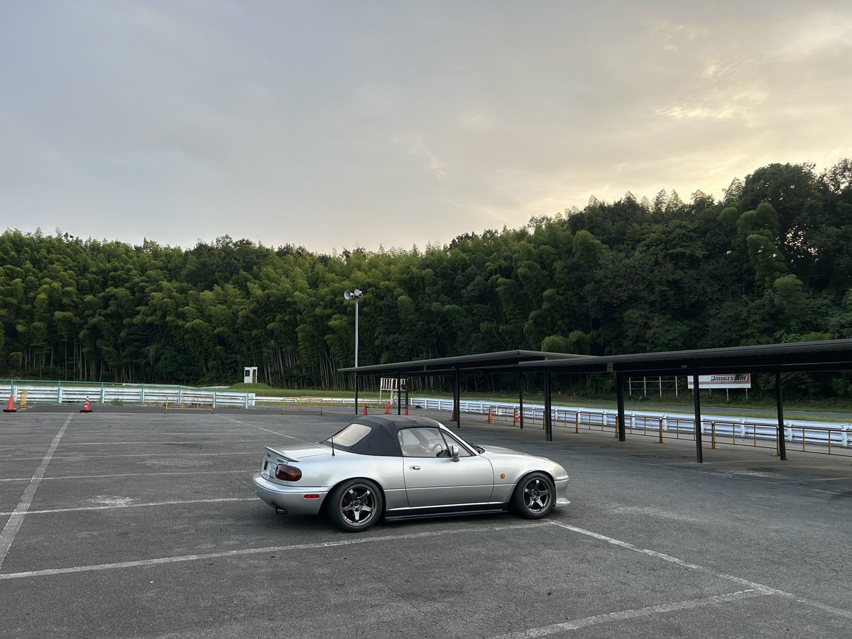 タイヤ交換中にハブボルトが死亡するトラブルがありましたが、アストロまで連れて行ってもらい復旧できました（工具代¥12,000…）😅
まだ直せる範囲でよかった！

KTN選手、関係者の皆様ありがとうございました🙇‍♂️

そしていつも通り片付けが遅くて最後の一人に…
#ロドフェス