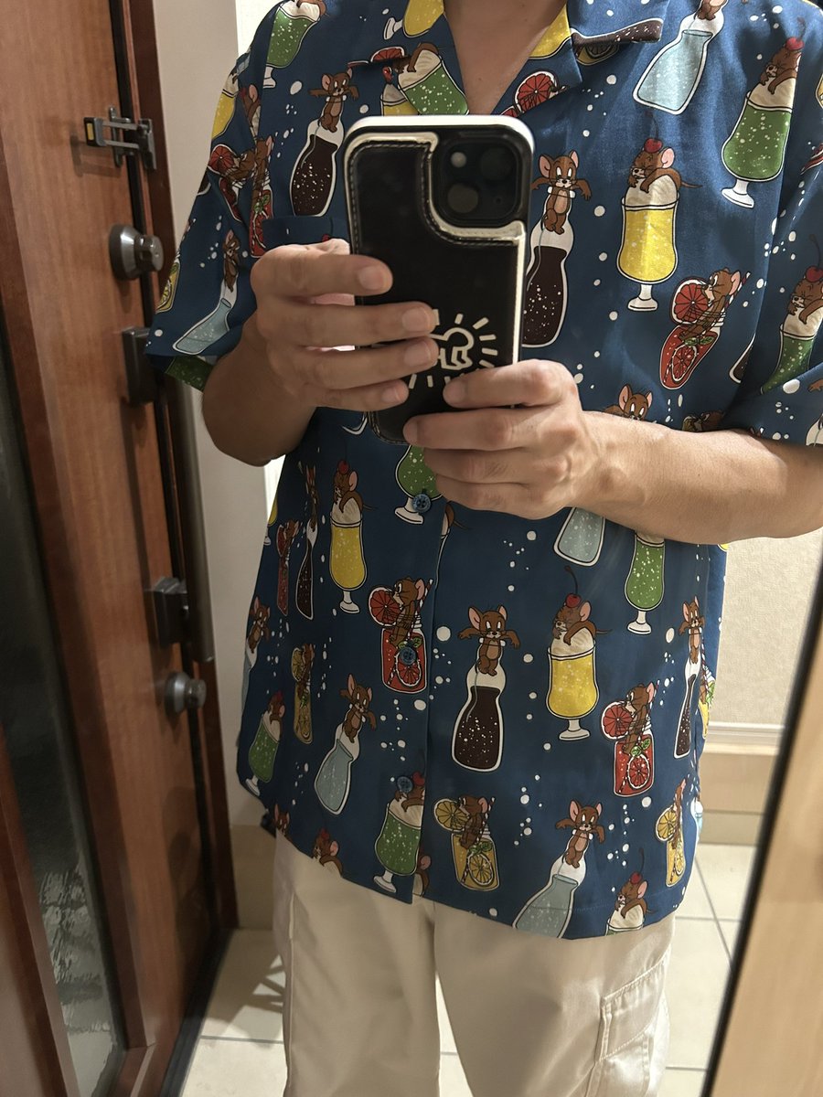 子供ウケを狙って買ったのにその層ではなく保育園の先生や近所の奥様方から好評をいただいているトムジェリ総柄シャツ