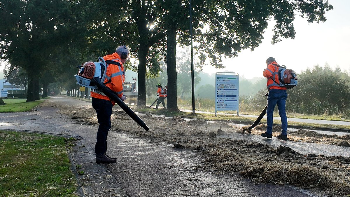 VechtdalTV's tweet photo. VIDEO - Burgemeester Sijbom blaast het stro van het asfalt na Normaal Dalfsen
-----> https://t.co/E3Sm7HyZ2e
#Normaal #Dalfsen #stro https://t.co/NFJqO821Wn