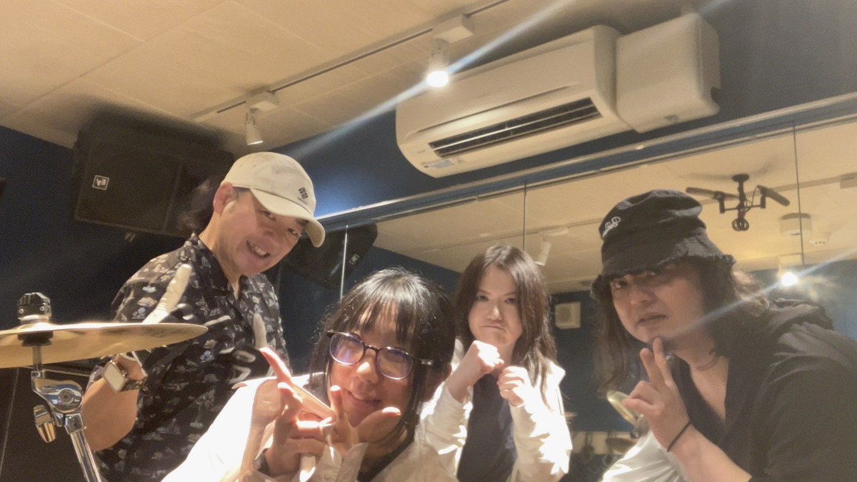 1999hotel6661's tweet photo. さぁ！いよいよ明日は目黒ライブステーションで危険物品さんのライブです😊ここ数日は新曲のリハ音源がずっと脳内で流れておりました！是非聴きに来て下さいね♪お待ちしております💪

9/15(月・祝)     
目黒ライブステーション
GUERRILLA GANG Presents
BURN DOWN THE NIGH Vlo.4   
15:30OP https://t.co/b83nD0Z4dH