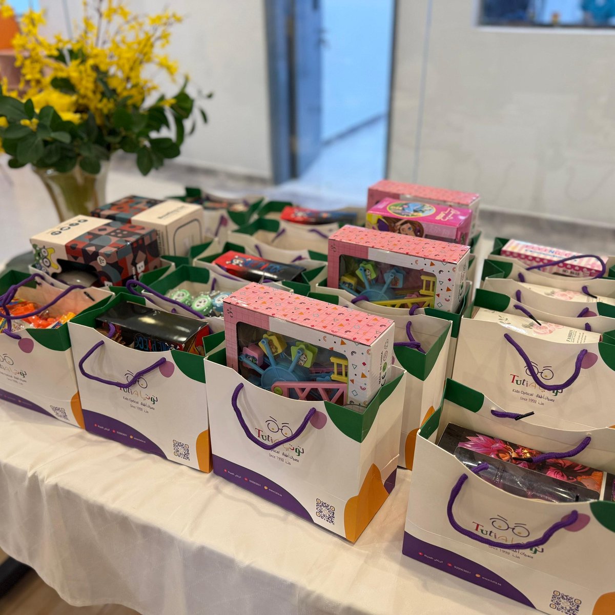 من مشاركتنا في مبادرة #مستقبلنا_في_أعينهم 💜
تشرفنا بالتعاون مع نادي دكتور البصريات بجامعة الملك سعود و الجمعية السعودية للبصريات في زيارة مدارس ابن رشد، تم اجراء فحوصات نظر لمنسوبي المدرسة للاطمئنان على صحة عيونهم وتوعيتهم بأهمية الفحص المبكر.

#توتيا_لبصريات_الاطفال