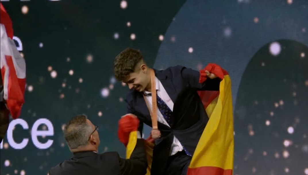 🥉El aragonés Alex Caro Tello logra la medalla de bronce en Refrigeración y Aire Acondicionado en EuroSkills 2025.

📚 El alumno del IES Virgen del Pilar de Zaragoza se consolida como referente de la excelencia en Formación Profesional a nivel europeo.

📎 f.mtr.cool/wmetamjkdb
