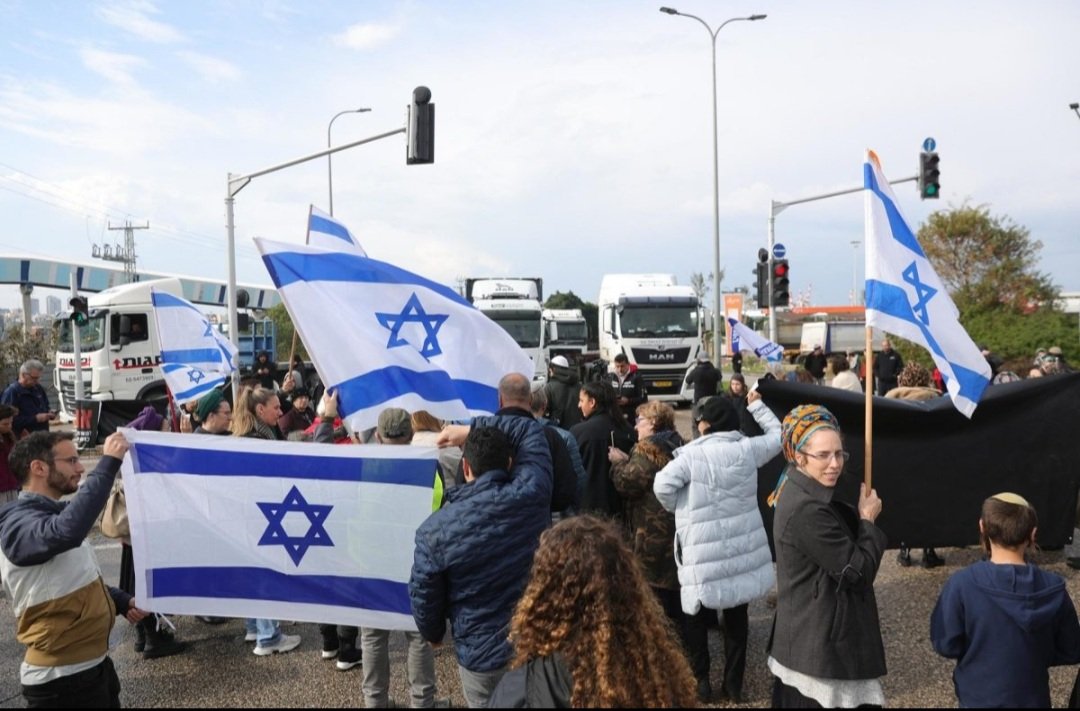 Yukorrroma's tweet image. Que prefieres???
Los Sionazis cortan la carretera para que no llegue comida a GAZA.
Cortan la carretera para denunciar el GENOCIDIO de los Sionazis...
#FreePalestine...🇵🇸🇵🇸🇵🇸🇵🇸👏👏👏