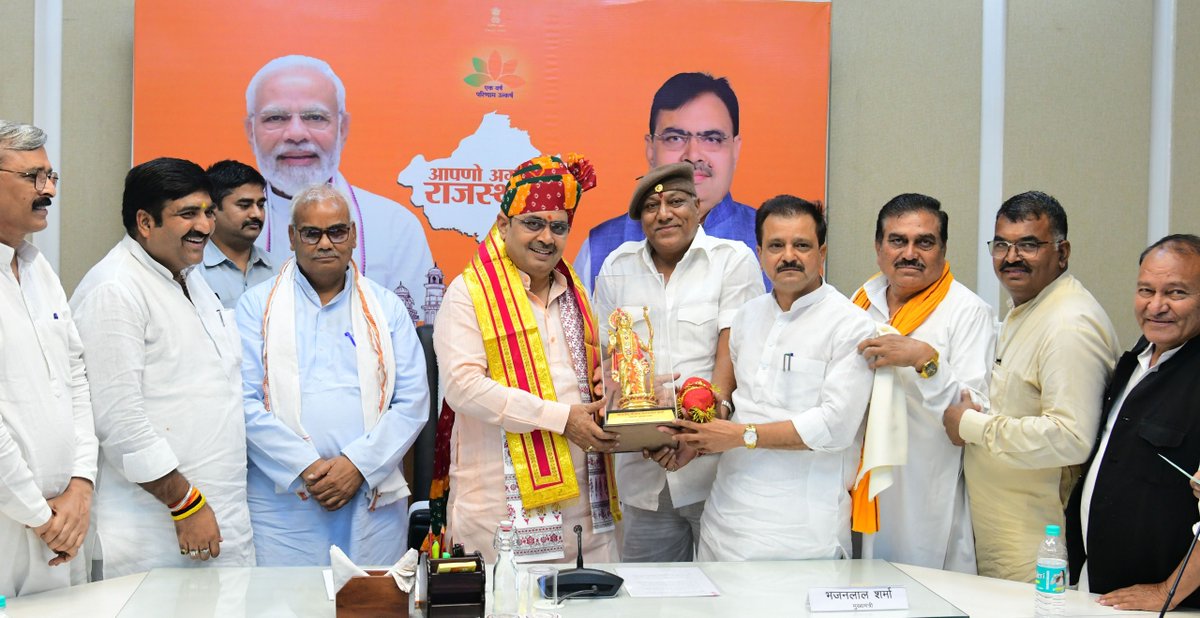 मुख्यमंत्री निवास पर खटीक समाज के प्रतिनिधिमंडल ने स्नेहपूर्ण भेंट कर समाज के समग्र विकास से जुड़े विषयों पर सार्थक चर्चा की।

इस अवसर पर प्रतिनिधिमंडल ने हमारी सरकार द्वारा सामाजिक उत्थान संबंधी ऐतिहासिक निर्णयों, संचालित कल्याणकारी योजनाओं तथा बजट घोषणाओं के प्रभावी क्रियान्वयन