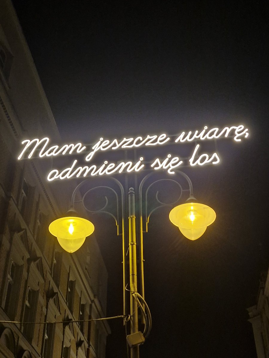 Po piątkowym meczu miasto zainstalowało nowe neony na Staromiejskiej 😶‍🌫️

#GieKSaTwitter #GieKSaX