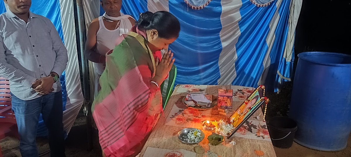 केरसई भण्डारटोली निवासी बद्रीनारायण पांडे जी की स्व धर्मपत्नी के ब्रह्मभोज कार्यक्रम में शामिल हुआ।
परिजनों से मिलकर इस दुख की घड़ी में ढांढस बंधाया और हर संभव सहयोग का भरोसा दिया।
ईश्वर दिवंगत आत्मा को शांति और परिवार को संबल प्रदान करें।