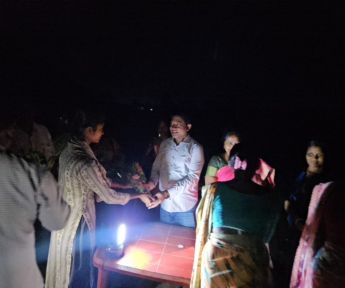 देर रात खीजरी खास और केरसई में ग्रामीणों से मुलाक़ात कर उनकी समस्याएँ सुनीं। जनता का विश्वास ही मेरी असली ताक़त है। हमारा मक़सद – शिक्षा, सड़क, पानी, बिजली, युवाओं के लिए रोज़गार और महिलाओं को सशक्त बनाना।
facebook.com/share/p/1A5CkB…