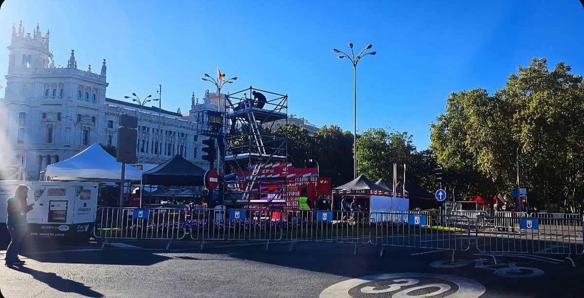 Todo preparado para recibir la vuelta ciclista con este precioso cielo azul de #Madrid. El deporte mueve esfuerzo, valores, mejora continua y salud. Madrid siempre con el deporte. 
A disfrutar del barrio un dia como hoy! (14 septiembre 2025,#vueltaciclistaespana2025 #sportlife )