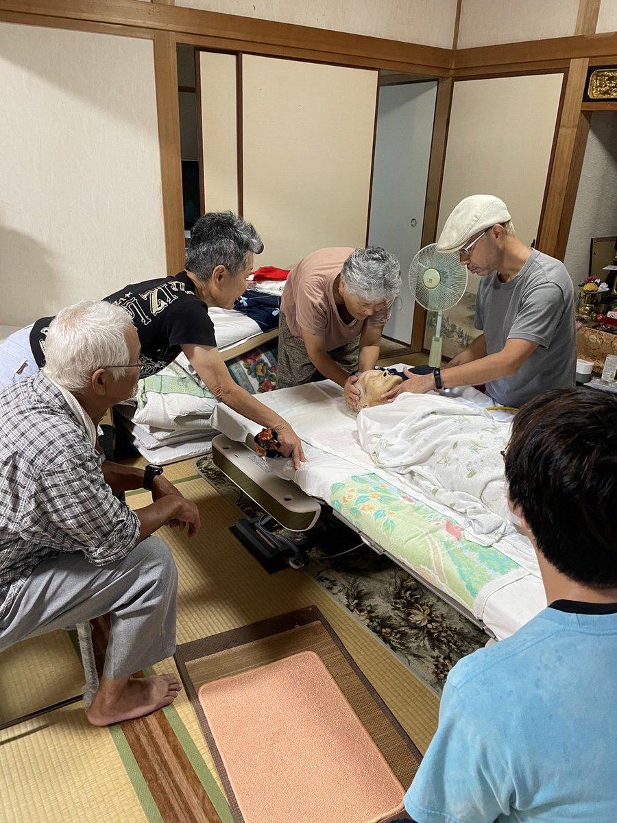 これめっちゃ大事。
僕は開業以来何十人も看取ってきましたが、終末期に点滴をしたことはありません。
同時に痰の吸引もしたことがありません。
僕も若い頃は知らなかったし、多くの医師もほとんど知りませんが、点滴しないと痰が出ないのです。
苦しい吸引もいらない。