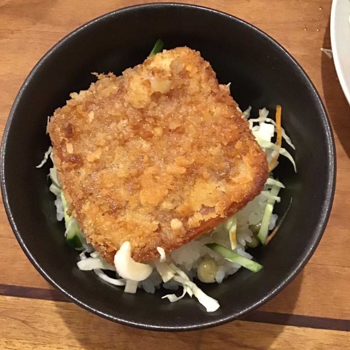 ハムカツ丼

モルトビネガーと醤油をかけていただきます