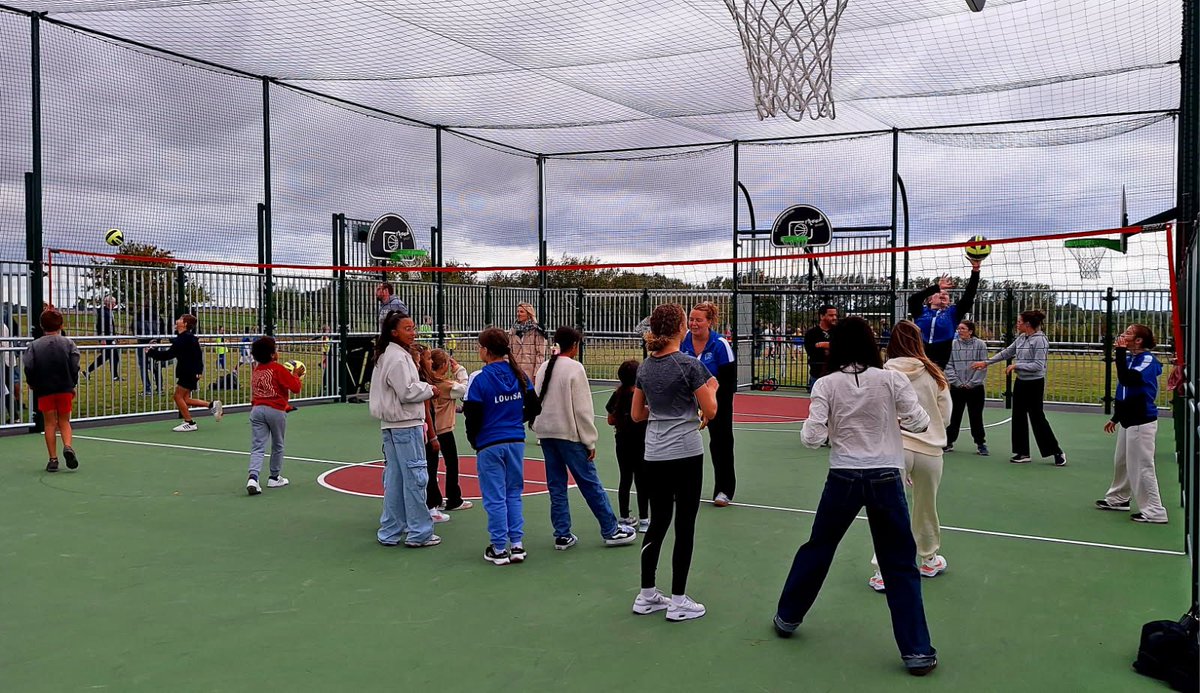 🏀 Nouveau City Stade à Rainneville !
Un bel équipement pour la jeunesse, le sport et le vivre-ensemble ✨
Fière que la <a href="/hautsdefrance/">Région Hauts-de-France</a> soit aux côtés de la commune et de ses habitants.
#HautsdeFrance #Rainneville #CityStade #Jeunesse #rainneville
