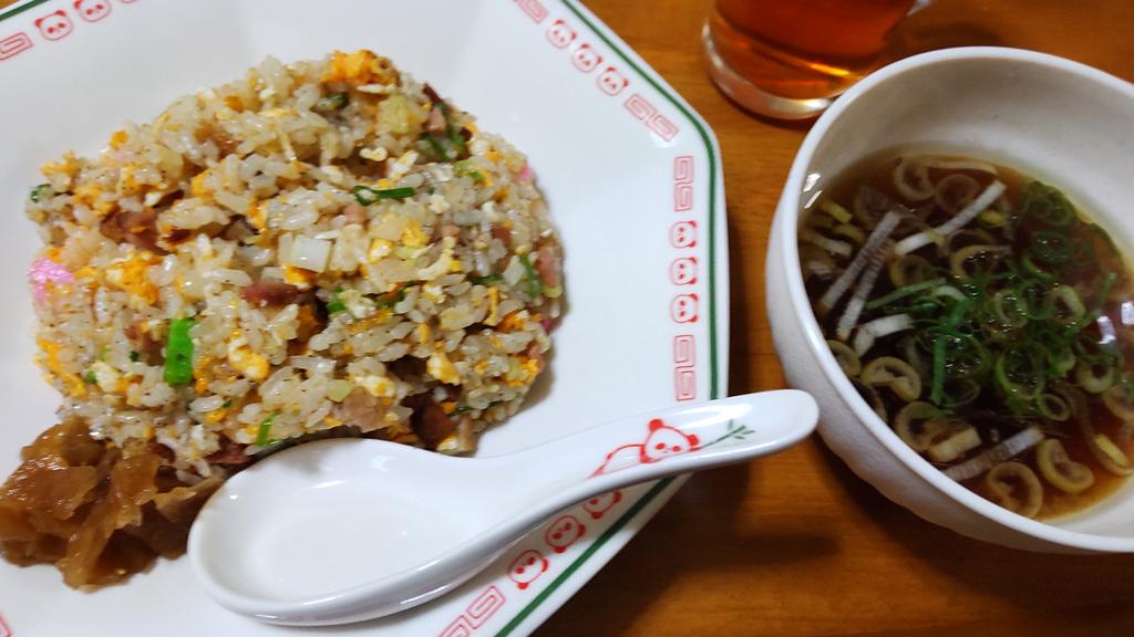 Cantor0627's tweet image. 今日は、炒飯とスープを作りました。炒飯の具は、玉子、長ネギ（微塵切り）、焼豚、北部九州で「チャンポンの具」として売られている練り物です。