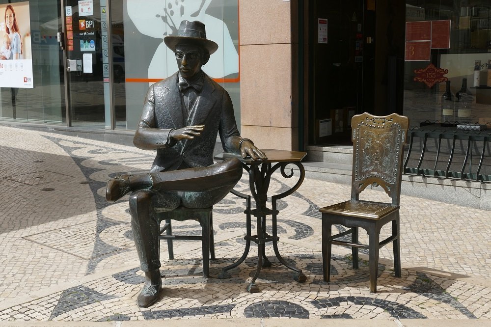 Nunca será Fernando Pessoa em frente à Brasileira