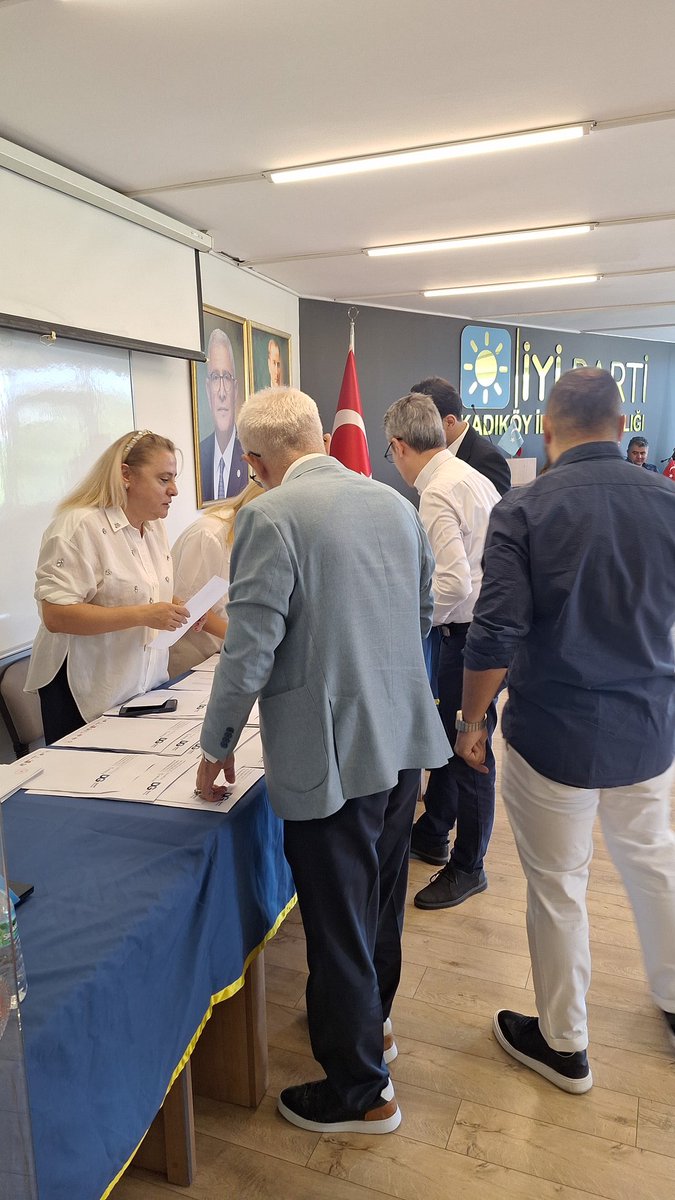 📍Kadıköy

Teşkilatlarımızda delege seçimi heyecanı coşkuyla devam ediyor.
Oylamalarımız saat 17.00’ye kadar sürecek.
Üyelerimiz, delege adaylarımız için demokratik iradelerini sandıkta ortaya koyuyor.