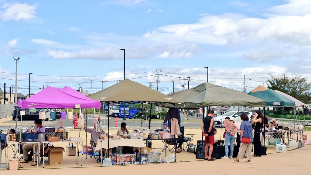 casket_sato's tweet image. 12:00～道の駅おおさきで開催の「古川フリマ」に。ハンドメイド品や雑貨等、6店舗が出店。話し掛け様かと思うと、次々とお客様が。ゆったりと逸品を見ながら、手に取り会話して購入される方々も笑顔。馴染みのお客様も増えたのでは。主催者様はじめ、出店者皆様もお疲れ様でした。^-^