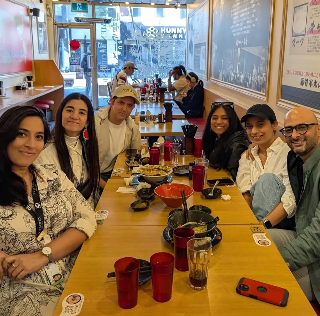 htcity's tweet image. Hrithik Roshan and Saba Azad were spotted enjoying a fun time with their friends on their trip to Canada.

#HrithikRoshan #SabaAzad #trip #couple

Credit: X/Hrithikrules