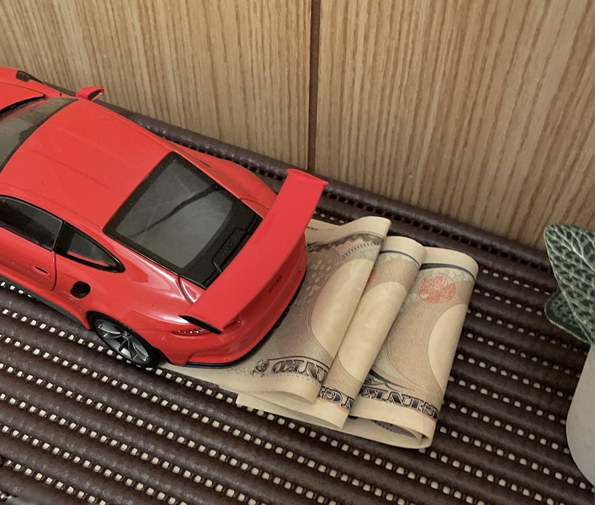 porsche_whiters's tweet image. 奥さんと付き合い初めの頃、家に遊びに来て帰った後に気づいたんだけど、こっそりお金置かれてたんだよね。
この時から、何となくこの人と結婚するんだろうなぁって思ってましたね