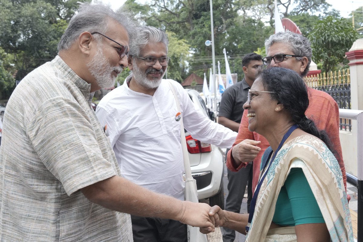 Tushar Gandhi being welcomed by Smt TK Mira Bai, President of the Kerala Sasthra Sahithya Parishad (KSSP) on August 16, 2025. Shri Gandhi was in the capital of Kerala to inaugurate a national seminar on 'The Challenges Faced by Universities' organised by KSSP. <a href="/TusharG/">🍉Tushar GANDHI🇵🇸 Manavta Meri Jaat</a> <a href="/ksspdubai/">Friends of KSSP</a>