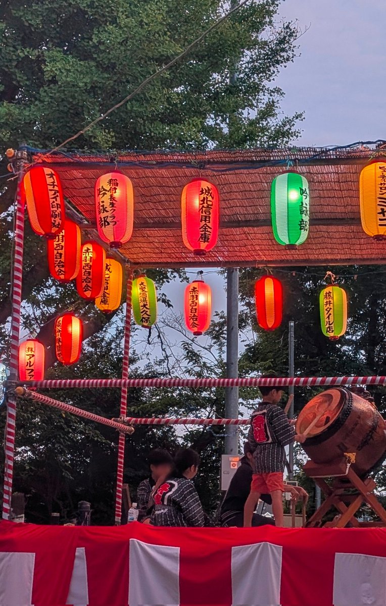 赤西会主催の盆踊りと屋台が稲付公園にて賑やかに開催されました✨
盆踊りの櫓では、未来の主役がリズム良く太鼓を打ち鳴らし🎶屋台は地域の子どもたちが笑顔で行列をなしてました！
計画、準備、運営にあたられた役員の皆さま！いつもありがとうございます✨