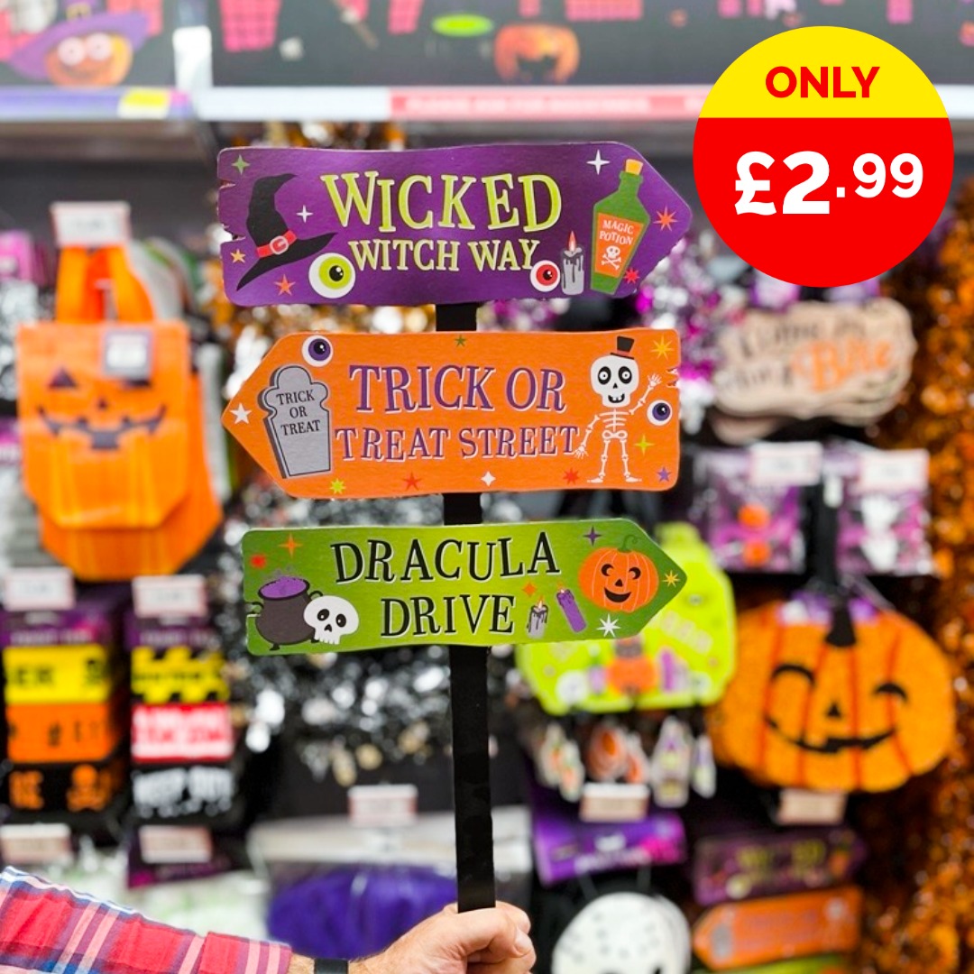 Poundstretcher1's tweet image. Add the finishing touches to your Halloween decor with our new range of signs starting from £1.99 👻👻

 #halloween #decordesign #signs