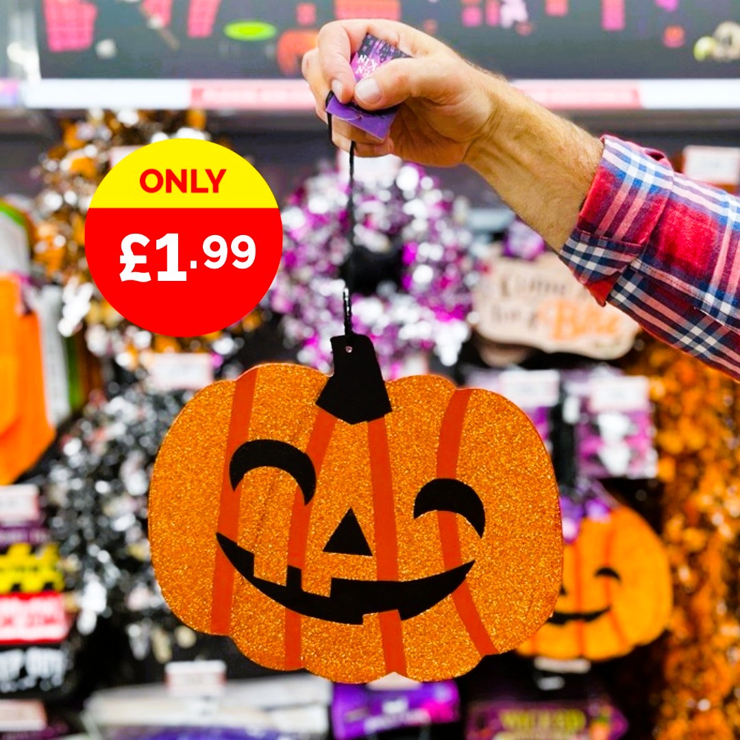 Poundstretcher1's tweet image. Add the finishing touches to your Halloween decor with our new range of signs starting from £1.99 👻👻

 #halloween #decordesign #signs