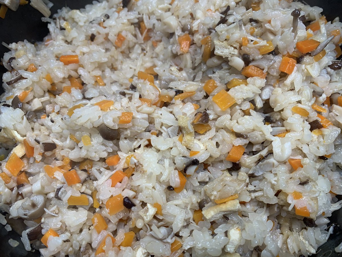 ご飯２合に、とり野菜みそ大さじ３
お好きな具材を入れて、いつも通りに炊く

美味しい　みそ炊き込みご飯の完成！

#まつやとり野菜みそ