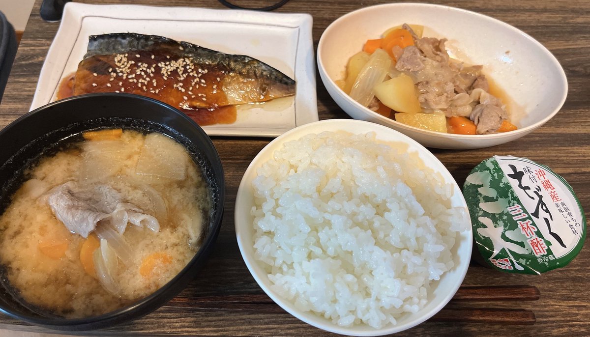 今日の晩御飯🍴

･塩サバの照り焼き
･肉じゃが
･豚汁

いただきまぁぁぁす🙏
