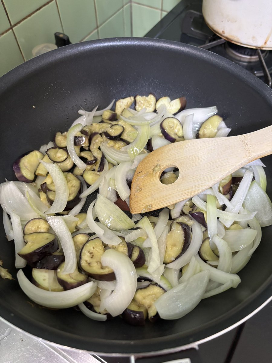冷奴の具を作ってる所、茄子を適当に切って玉ねぎとネギを麺つゆとポン酢をブレンドしてすわして冷奴にかけて食うのが好き😊