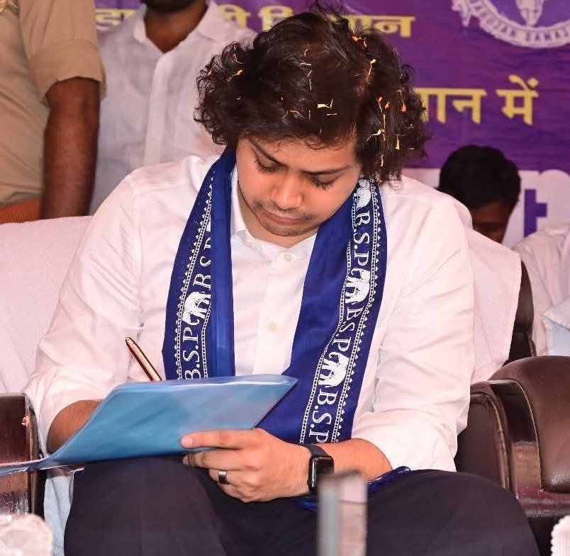 SurajKrBauddh's tweet image. ये उम्मीदों का आकाश है, हाथी है आधार,
आओ मिलकर हम बनाएं, बसपा की सरकार।