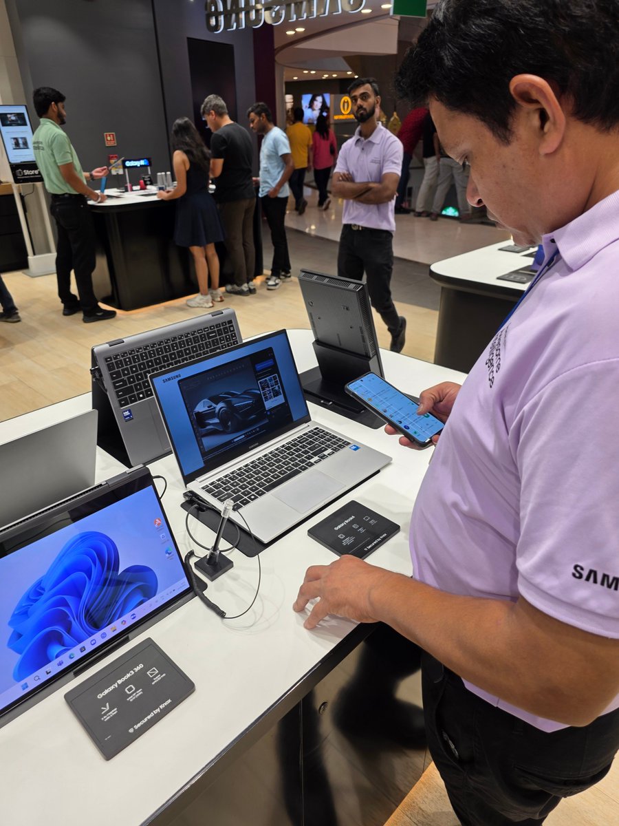 MaazMz's tweet image. The Samsung store representative's own samsung phone has green lines..🤣 only Samsung can pull this off... !