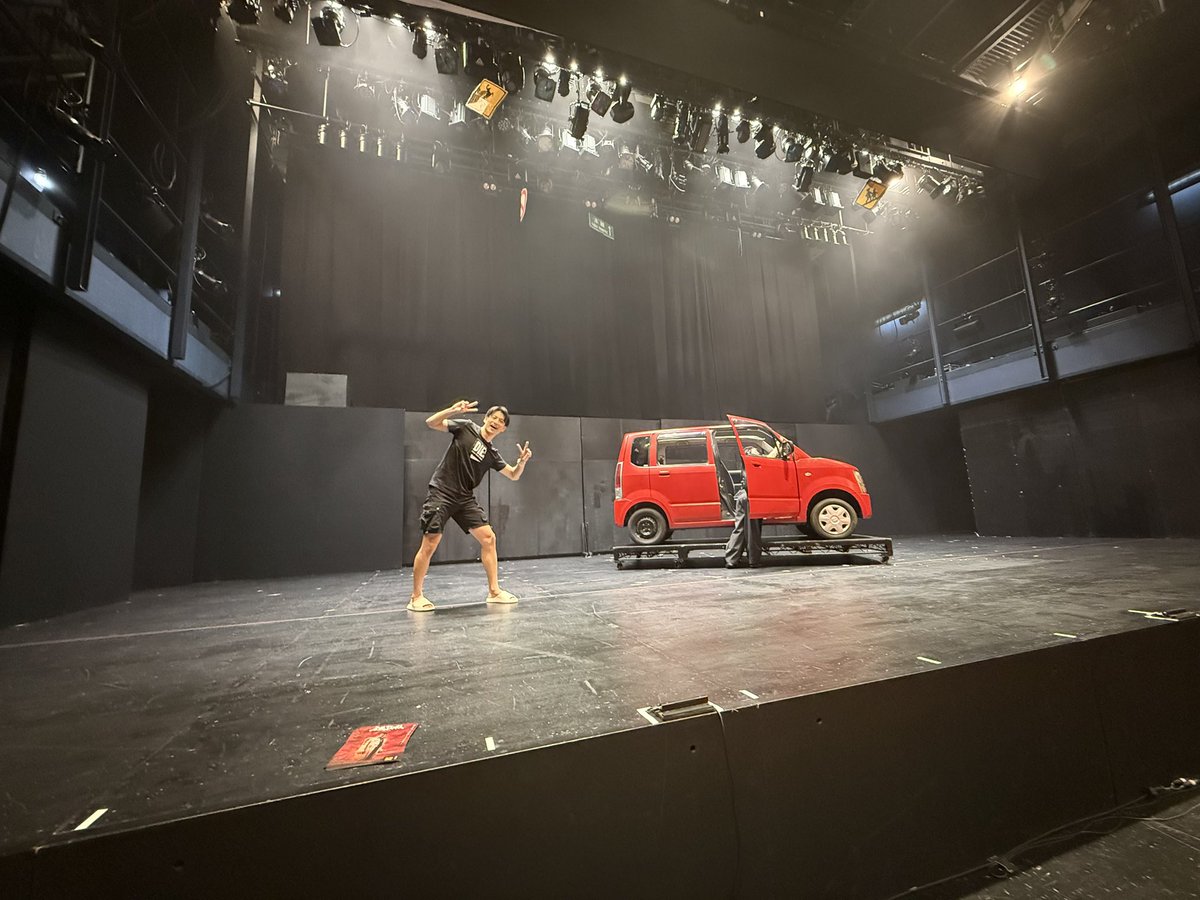 舞台『ナビゲーション2025』
全公演終演しました。

お越しいただき、
ありがとうございました！！！

小さい頃から観てた梨香さんとご一緒できて嬉しかったです！🥺

ほんまに幸せです。
ありがとうございました。
また、梨香さんの50周年記念でお会いしましょぉ！！！！

#ナビゲーション2025