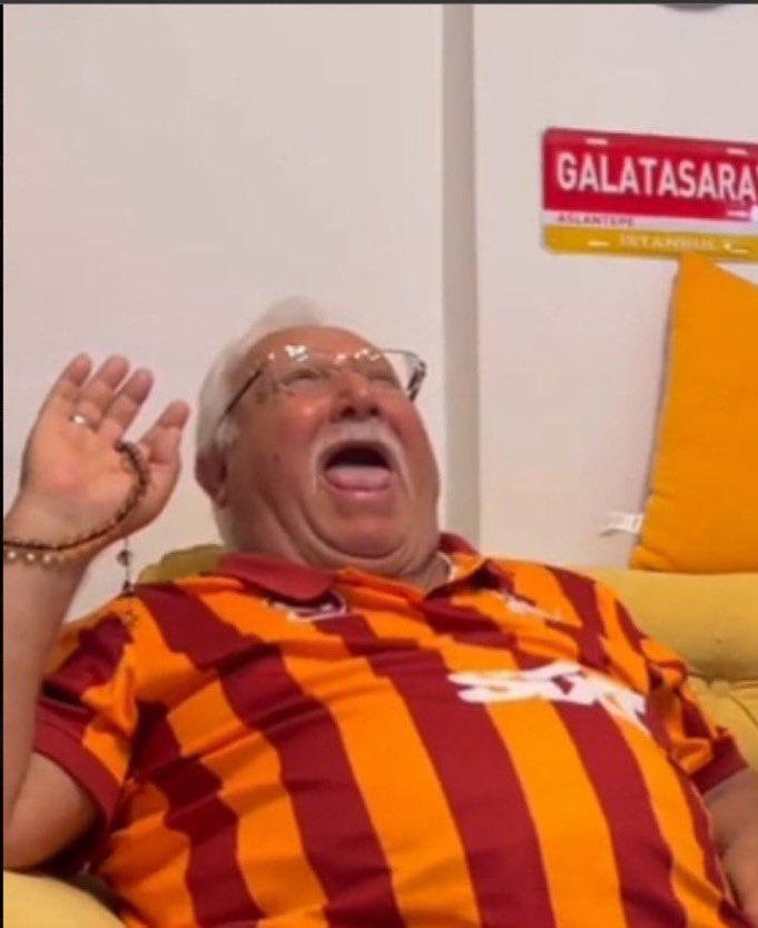 loupsolitaire55's tweet photo. Pederle evde şöyleydik https://t.co/iX4VSUSxfH