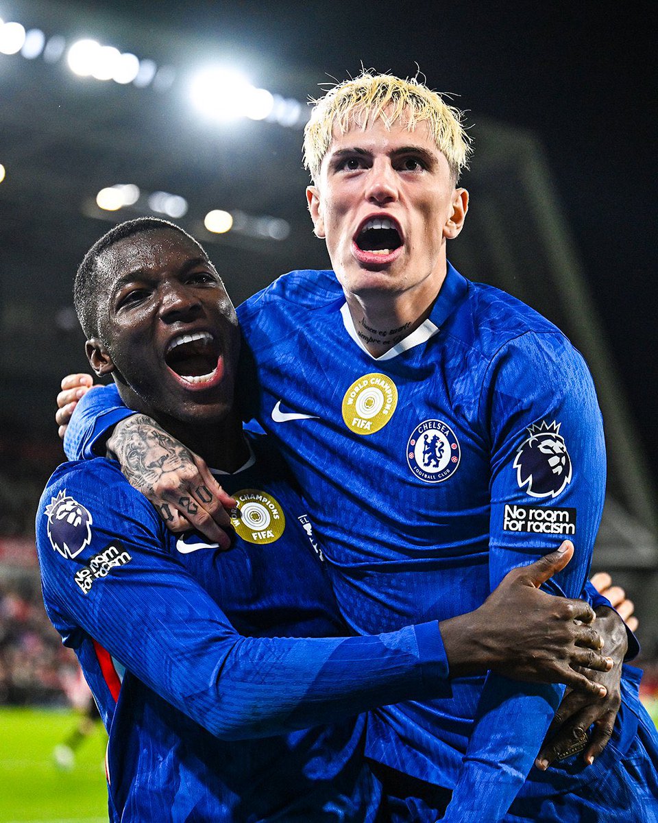 Liverpool, Man City, Arsenal et Chelsea, sont désormais ceux qu’il faudra battre.

🚨🗣️ Lewandowski : « Ils font aussi partie des favoris mais il y a toujours le Real Madrid, Barcelone, le PSG… en Premier League, ils paient cher. Vous voyez les joueurs qu'ils achètent à des prix