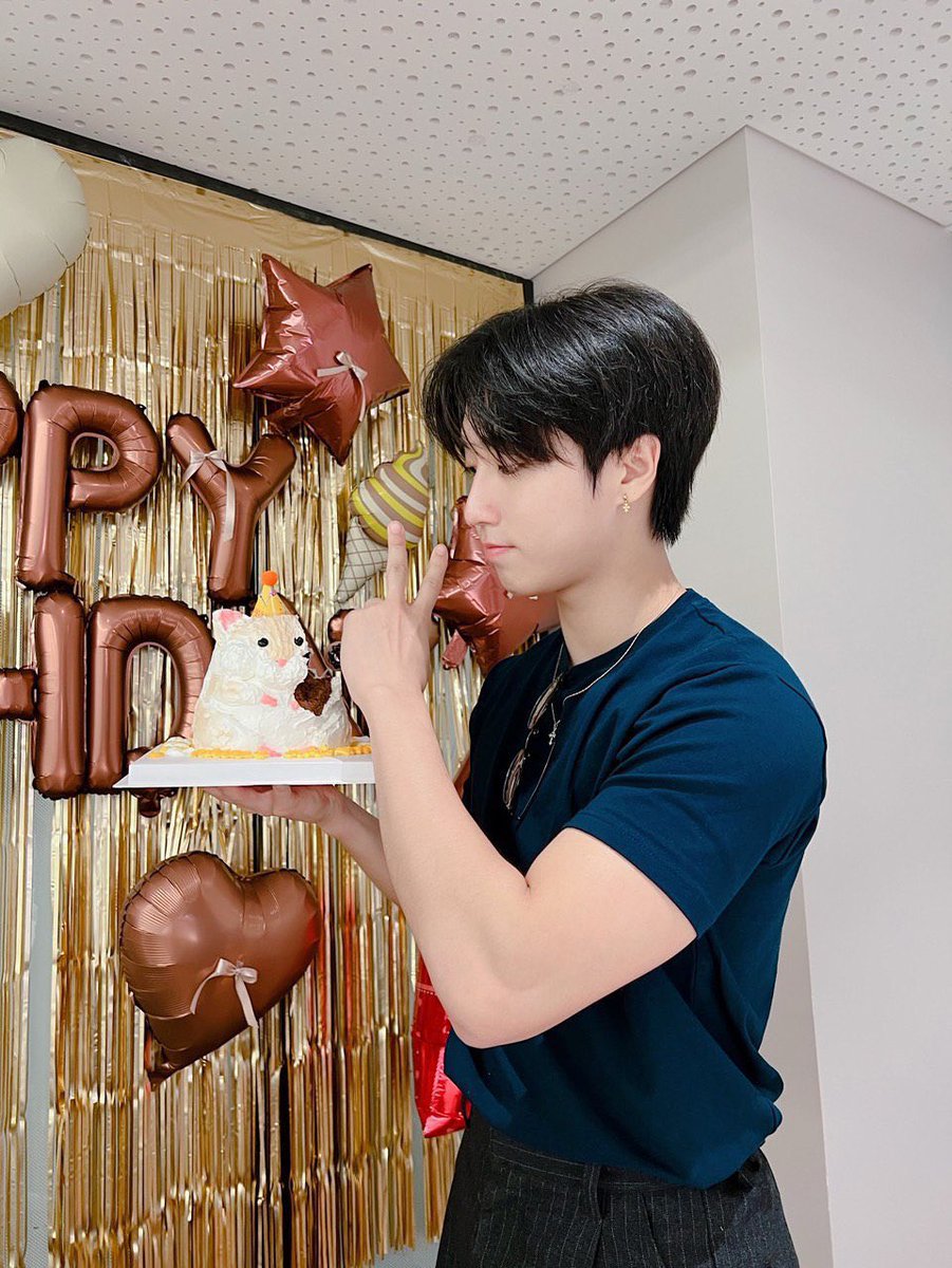 nyx🥀 (@luvxjgn) on Twitter photo i’m trying so hard not to sexualize this but his arms are just so big.. i’m trying so hard not to sexualize this but his arms are just so big..