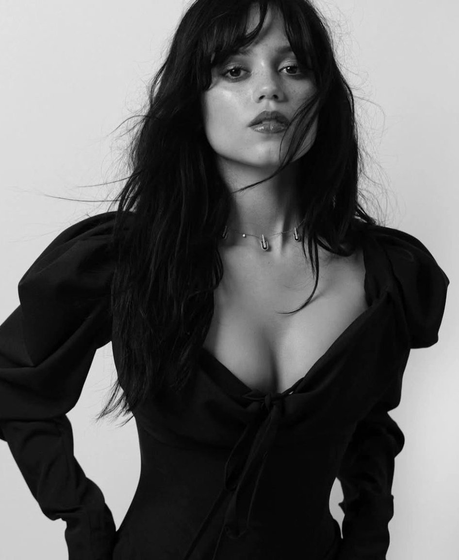 she always has such cool necklaces