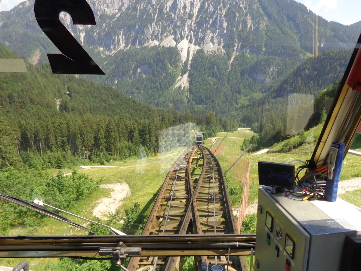 Wurzeralm Bergbahn Ausweichstelle .Bergfahrt.
Kamerafoto. Sony DSC H 90.