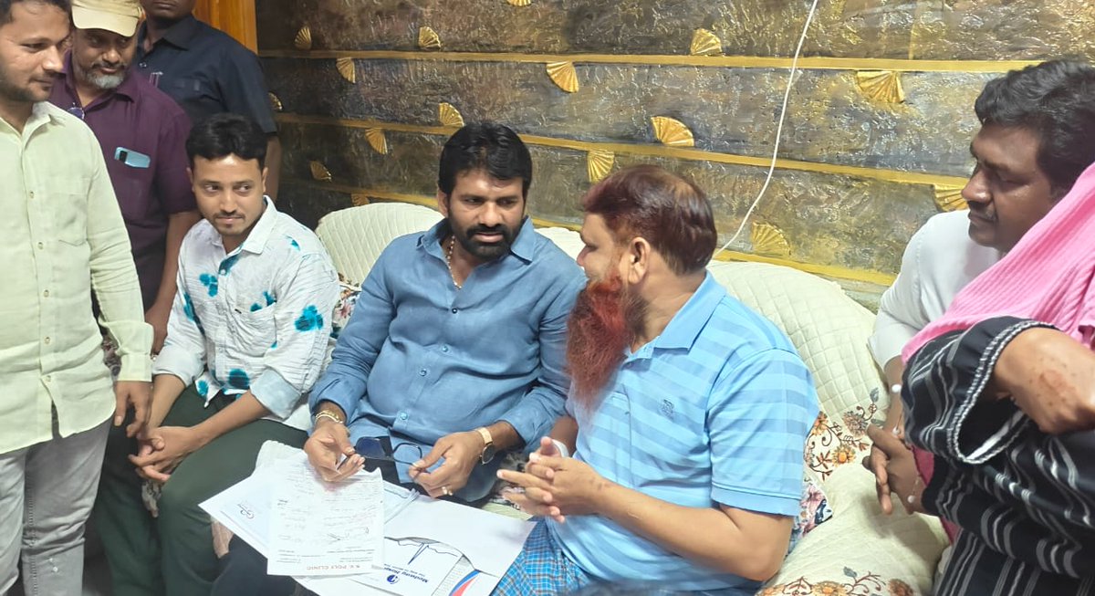 PCSR_Official's tweet photo. వైసిపి మైనారిటీ విభాగం నగర అధ్యక్షులు  *అబ్దుల్ మస్తాన్* గారిని వారి నివాసానికి వెళ్లి పరామర్శించిన.. *ఎమ్మెల్సీ పర్వత రెడ్డి చంద్రశేఖర్ రెడ్డి.*
-----------------------------
 నెల్లూరు 42 డివిజన్ కుద్దుస్ నగర్ లో వైఎస్ఆర్సిపి నెల్లూరు నగర నియోజకవర్గ ఇన్ చార్జ్ *ఎమ్మెల్సీ పర్వత రెడ్డి చంద్రశేఖర్ రెడ్డి* గారు.. ఇటీవల అనారోగ్యానికి గురై కోరుకుంటున్నా..వైసిపి మైనారిటీ విభాగం నగర అధ్యక్షులు  *అబ్దుల్ మస్తాన్* గారిని వారి నివాసానికి వెళ్లి.. పరామర్శించారు.

 ఈ సందర్భంగా *అబ్దుల్ మస్తాన్  గారి ఆరోగ్య పరిస్థితిని గురించి పర్వత రెడ్డి చంద్రశేఖర్ రెడ్డి గారు అడిగి తెలుసుకున్నారు*

 *అధైర్యపడవద్దని అన్ని విధాల వైయస్సార్ కాంగ్రెస్ పార్టీ అండగా ఉంటుందని అబ్దుల్ మస్తాన్ కు పర్వత రెడ్డి చంద్రశేఖర్ రెడ్డి గారు తెలిపారు* 

 *అబ్దుల్ మస్తాన్ గారు.. త్వరగా కోలుకోవాలని చంద్రశేఖర్ రెడ్డి గారు  ఆకాంక్షించారు.*

 ఈ కార్యక్రమంలో స్థానిక డివిజన్ కార్పొరేటర్ కరిముల్లా, వైఎస్ఆర్సిపి మైనార్టీ విభాగం జిల్లా అధ్యక్షులు షేక్ సిద్దిక్, వైఎస్ఆర్సిపి జిల్లా ఉపాధ్యక్షులు మజ్జిగ జయ కృష్ణారెడ్డి, నగర యువజన విభాగం అధ్యక్షులు యస్దాని, మైనార్టీ నాయకులు జియా, జమీర్, తదితరులు పాల్గొన్నారు.
