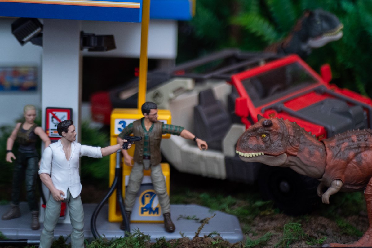At the abandoned petrol station on Ile Saint-Hubert, Henry Loomis quickly realises that a pair of Carnotaurus have taken to using the area as their hunting ground...

#JurassicPark #JurassicWorld #JurassicWorldRebirth